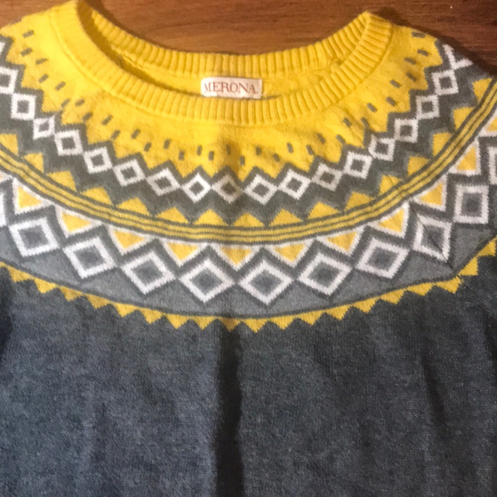 Cute vintage looking sweater